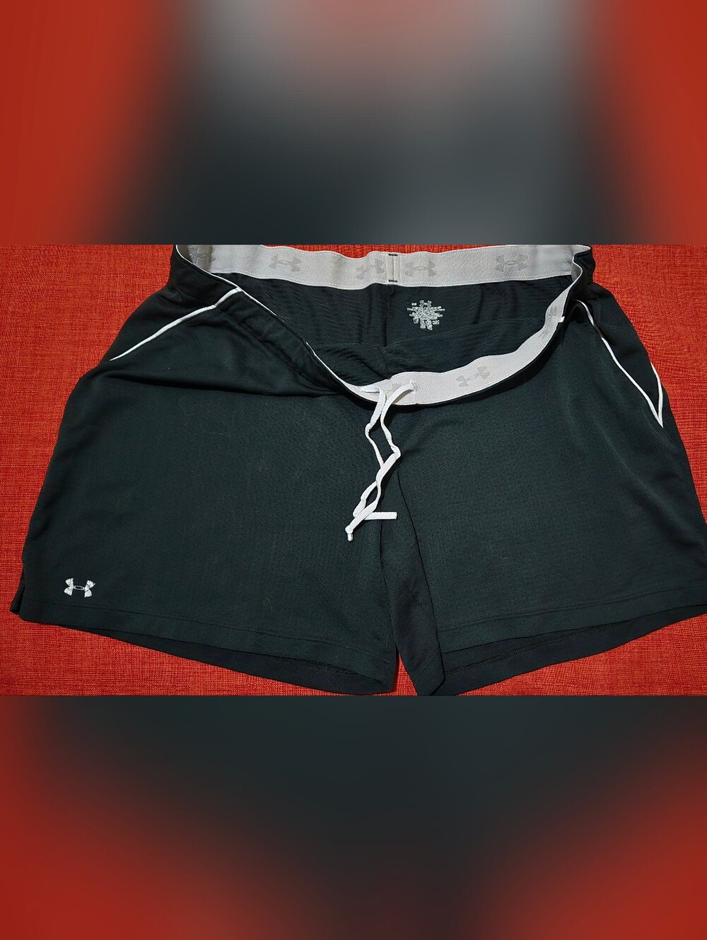Under ARMOUR WOMENS SIZE LARGE SHORTS